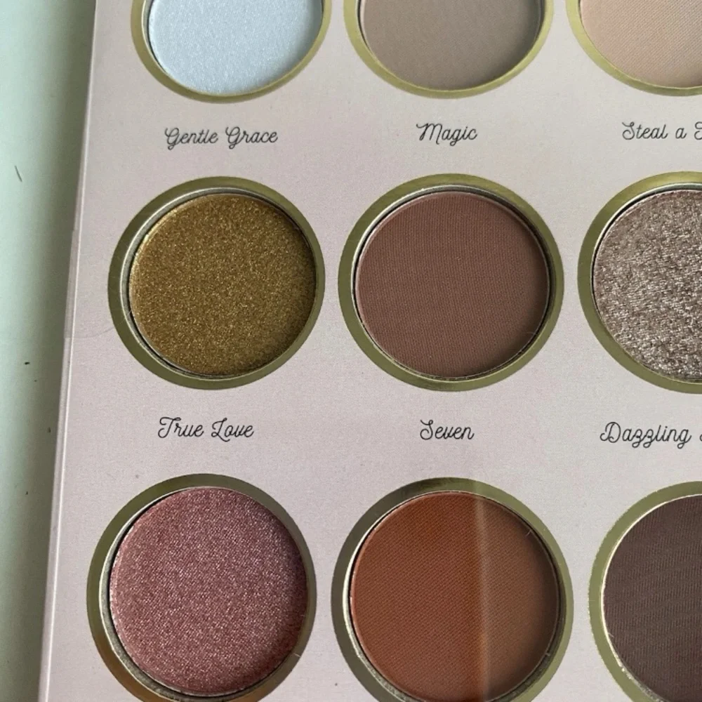 Disney's Snow White Eye Shadow Palette NEW